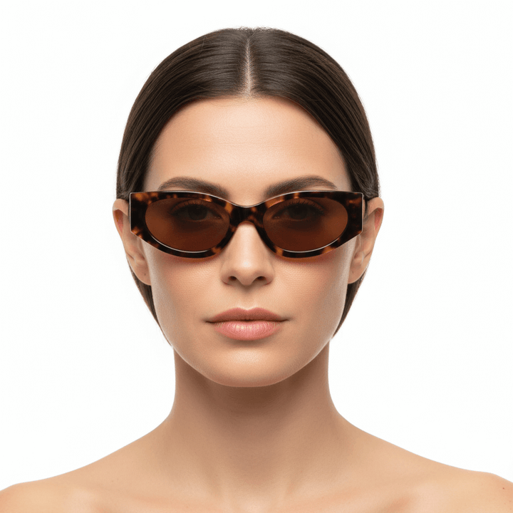 La front view a women cara ovalada with pelo liso tomado color castaño wearing unos sunglasses polarized bonoboss sustainables ecologicos in acetate recycled tortoise marble and lenses color café #color_carey