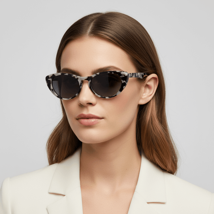 La side view a women with the pelo suelto color castaño claro wearing sunglasses polarized color tipo marmoleado bonoboss in sustainable acetate #color_marble