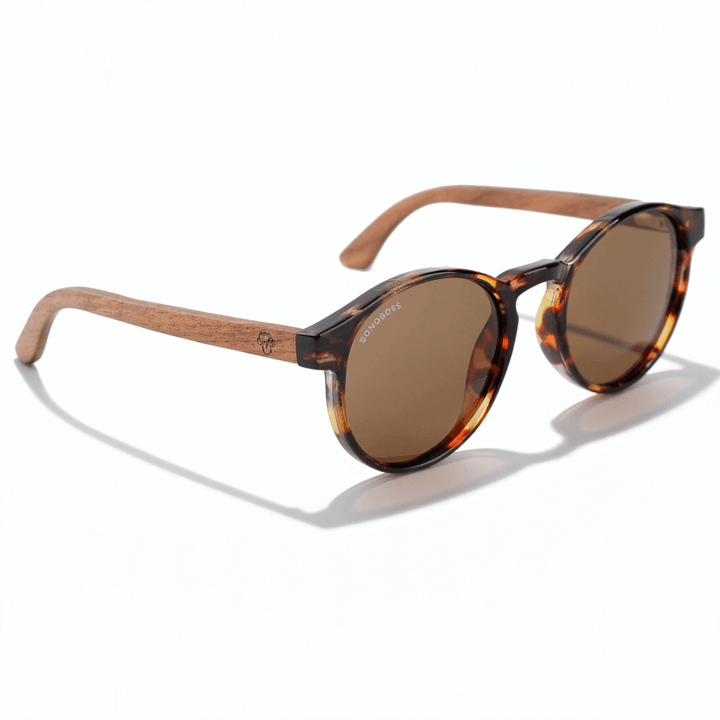 Side view unos eyeglasses sunglasses polarized forma redonda and with puente for narices anchas hechas recycled plastic sustainable ecologico personalizada and wooden temples de Bonoboss #color_carey