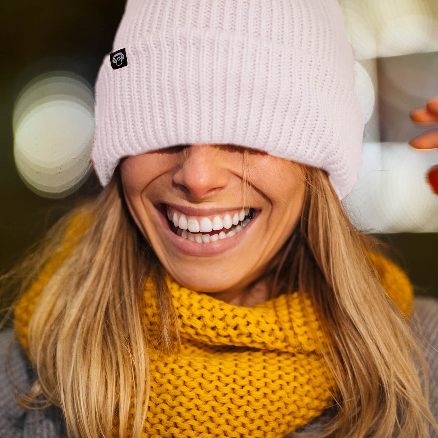 beanie invierno redondo de color blanco con logo de color negro. Gorros para el invierno hechos de material sustentable reciclado regalo corporativo. mayorista distribuidor de regalos corporativos sustentables ecologicos