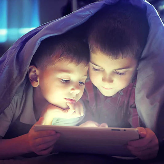 El efecto de la luz azul y UV en los ojos de los niños y bebés