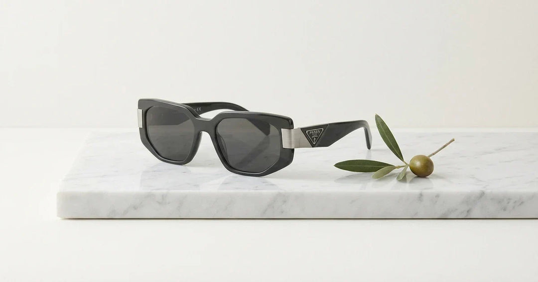 lentes de sol Prada modelos 2026 exhibición de producto con estilo minimalismo elegante italiano fotografía editorial profesional
