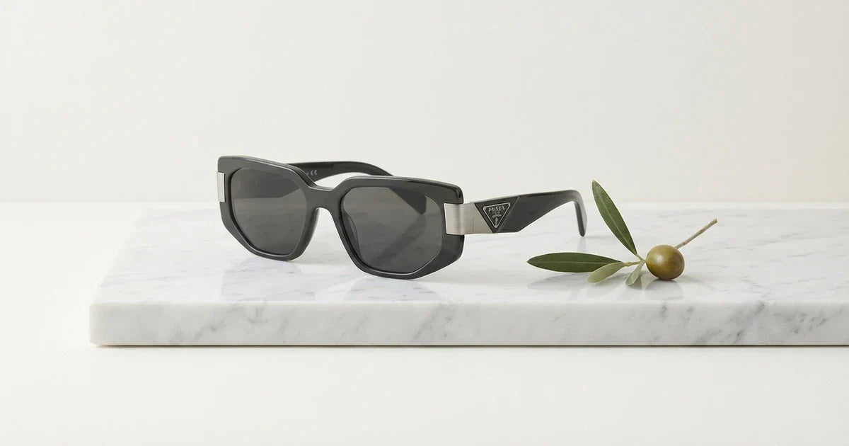 lentes de sol Prada modelos 2026 exhibición de producto con estilo minimalismo elegante italiano fotografía editorial profesional