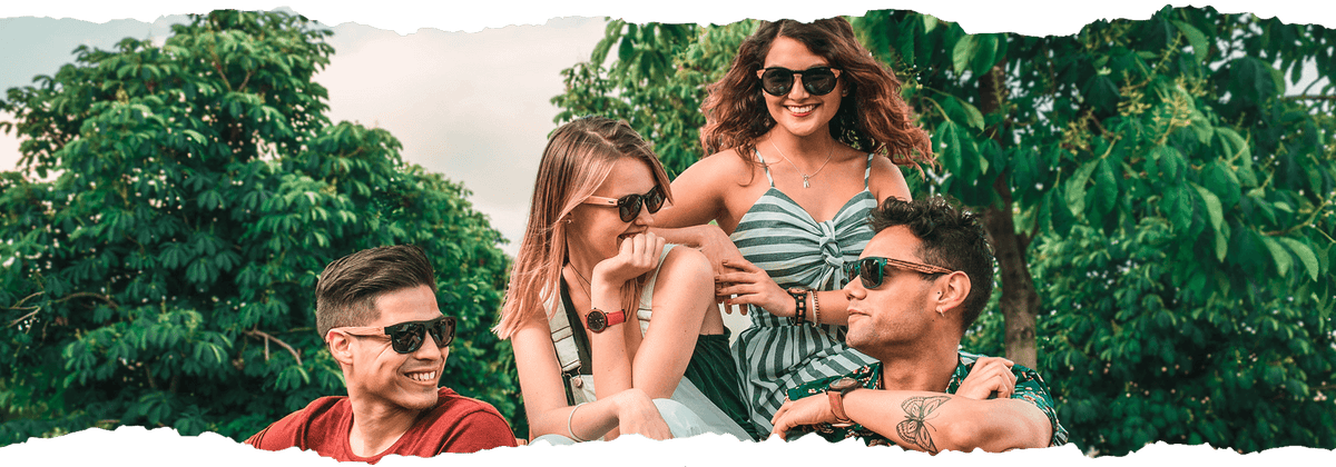 Gafas o Anteojos de sol polarizados de moda para hombre mujer y niños con o sin receta oftalmológica. Grupo de personas felices y disfrutando la naturaleza con gafas polarizada Bonoboss