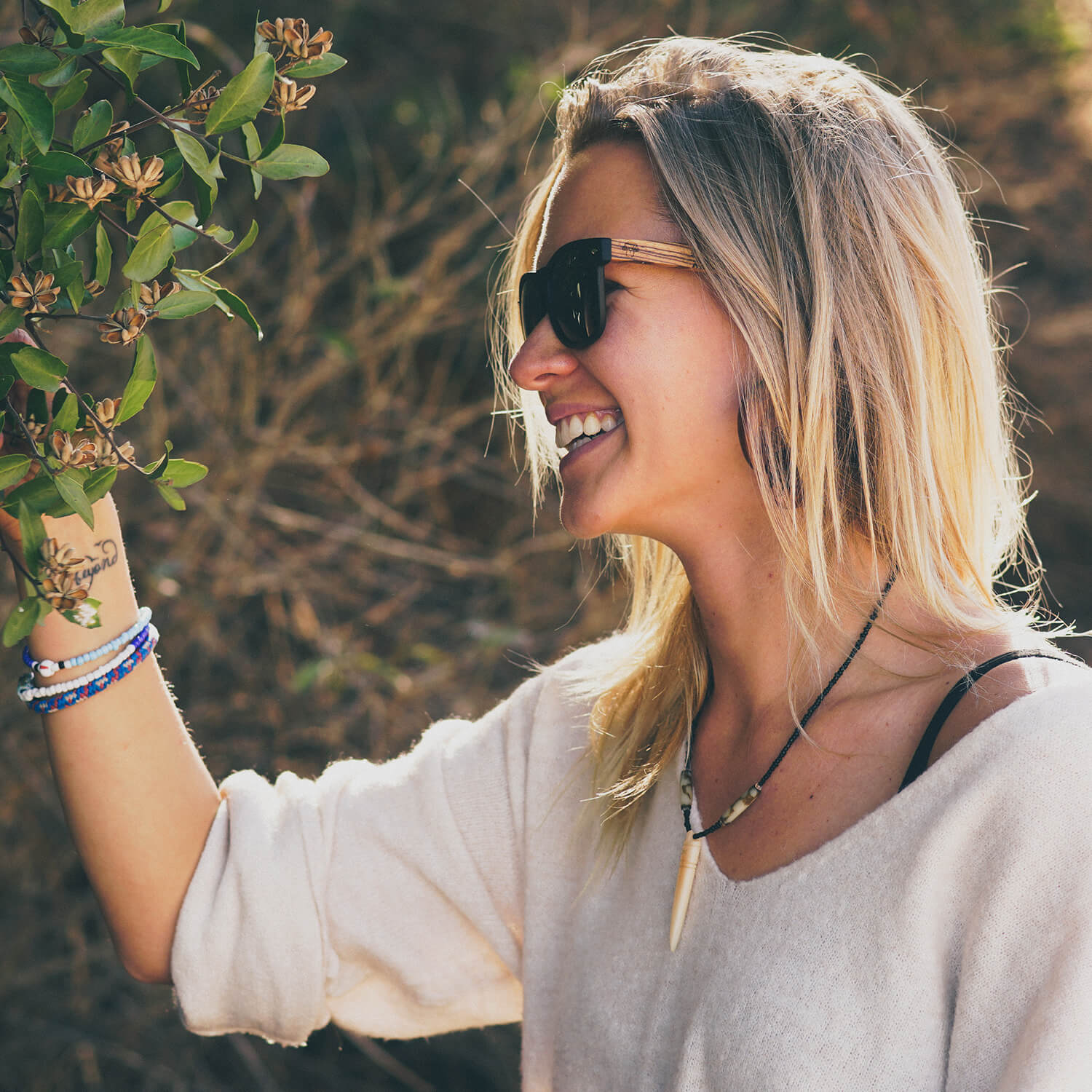 anteojos de sol rectangulares polarizados negros pata de madera  para hombre y mujer con lentes de color negro #color_surf