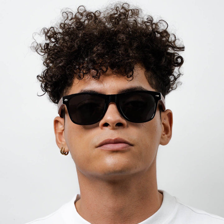Sunglasses polarizadsa designed in Chile with recycled plastic and sustainable wood eco-friendly optical wholesale and corporate gifts black Bonoboss #color_negro