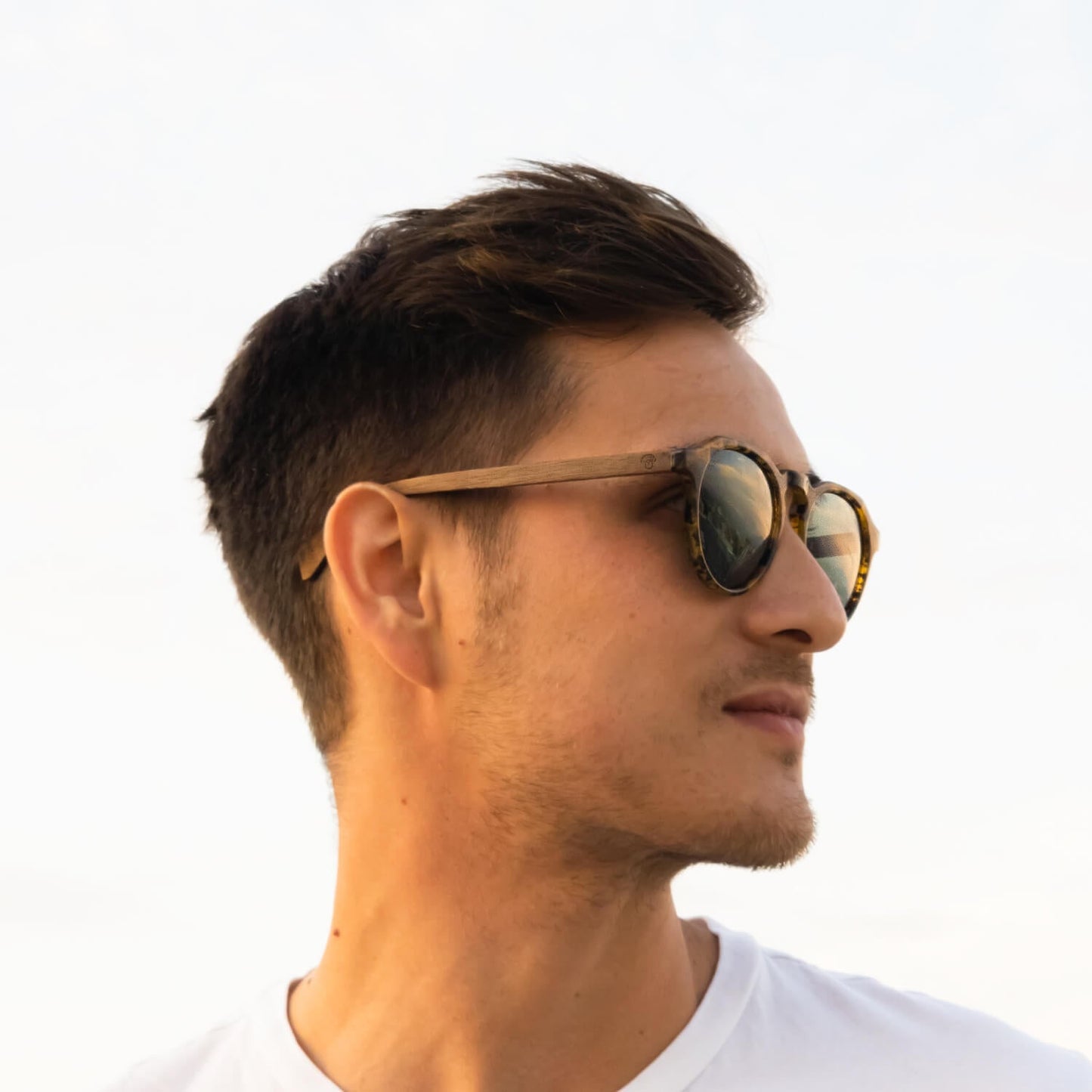 Modelo con lentes de sol polarizados. Galapagos nogal.  #color-marco_carey