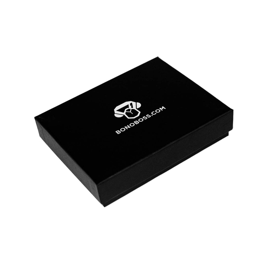Cartera de corcho natural junto a la caja en que se entrega, empaque sustentable y protección RFID