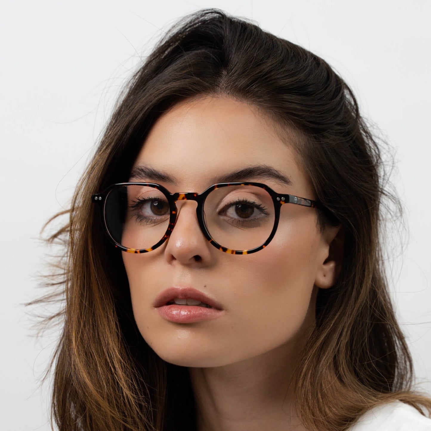 anteojos o marcos ópticos con iman o clip de sol polarizados de forma octagonal o redondos para hombres y mujeres de cara redonda grande. Vista angulada y armazones de color carey #color_carey