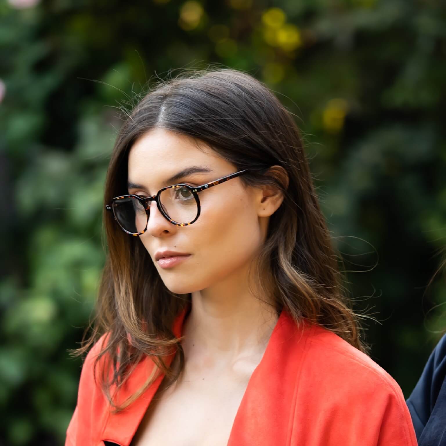 anteojos o marcos ópticos con iman o clip de sol polarizados de forma octagonal o redondos para hombres y mujeres de cara redonda grande. Vista angulada y armazones de color carey #color_carey