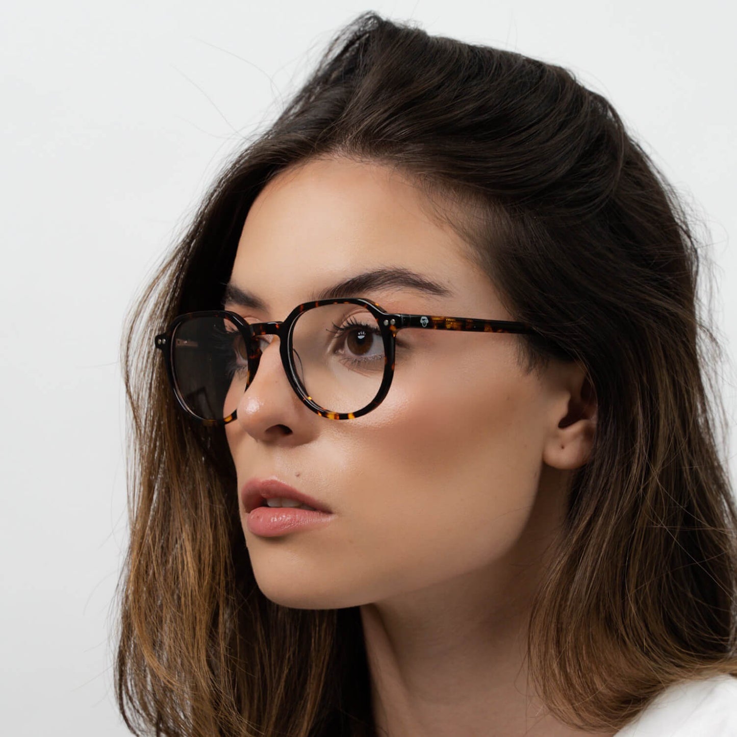 anteojos o marcos ópticos con iman o clip de sol polarizados de forma octagonal o redondos para hombres y mujeres de cara redonda grande. Vista angulada y armazones de color carey #color_carey