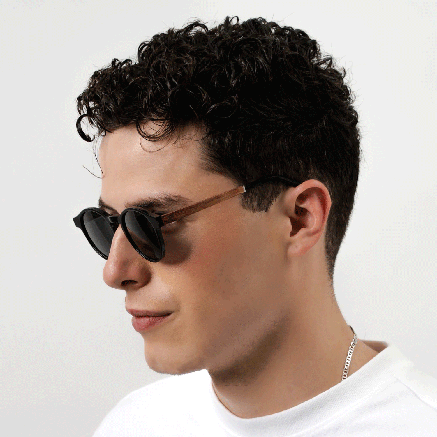 anteojos lentes de sol polarizados para hombre y mujer en material acetato biodegradable sustentable de moda para hombre y mujer forma redonda de color negro con patas de madera natural #color_g15