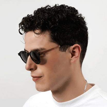 anteojos lentes de sol polarizados para hombre y mujer en material acetato biodegradable sustentable de moda para hombre y mujer forma redonda de color negro con patas de madera natural #color_g15