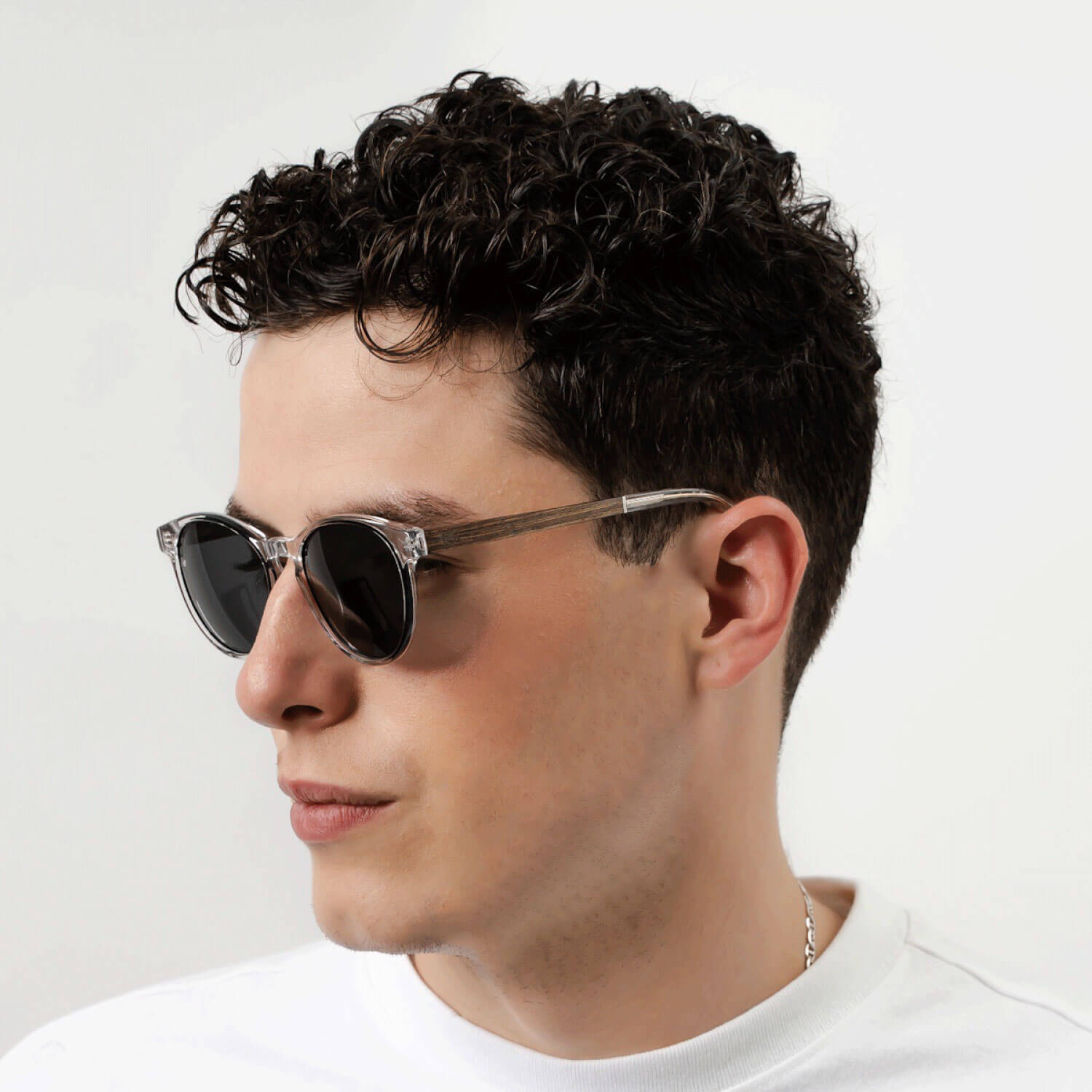 anteojos lentes de sol polarizados para hombre y mujer en material acetato biodegradable sustentable de moda para hombre y mujer forma redonda de color negro con patas de madera natural vista lateral #color_transparente