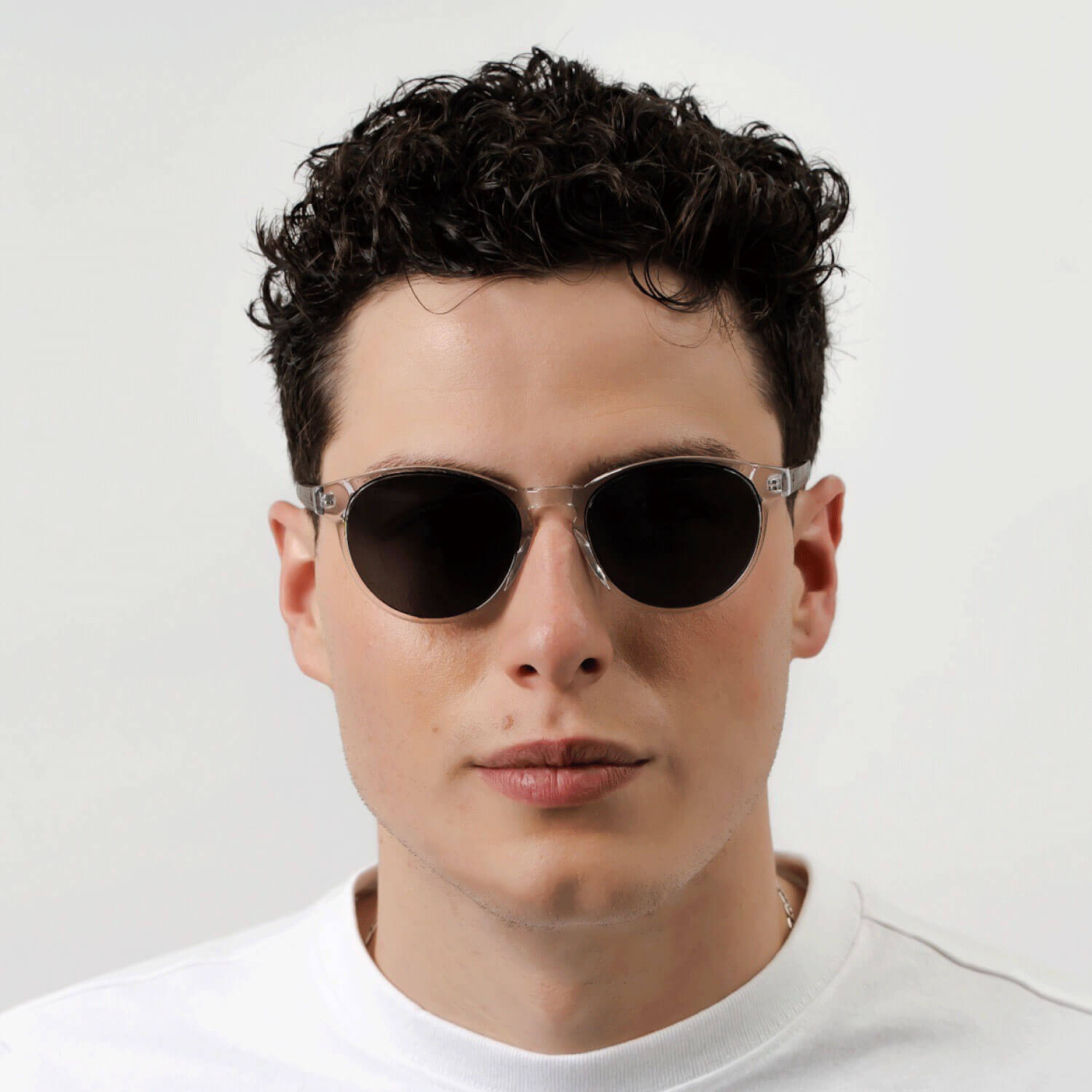 anteojos lentes de sol polarizados para hombre y mujer en material acetato biodegradable sustentable de moda para hombre y mujer forma redonda de color negro con patas de madera natural vista lateral #color_transparente