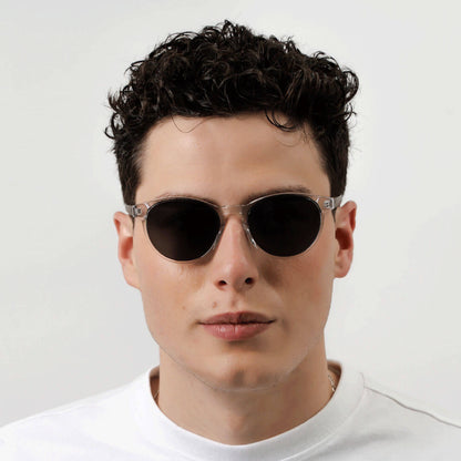 anteojos lentes de sol polarizados para hombre y mujer en material acetato biodegradable sustentable de moda para hombre y mujer forma redonda de color negro con patas de madera natural vista lateral #color_transparente