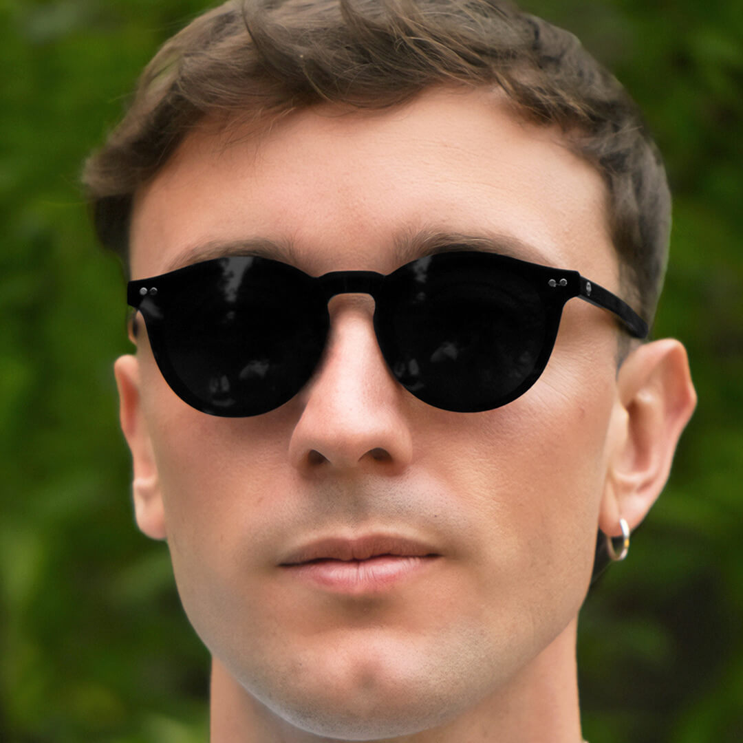 marcos opticos redondos con sobre lente clip sol iman polarizado para hombre y mujer de color negro vista angulada#color_negro