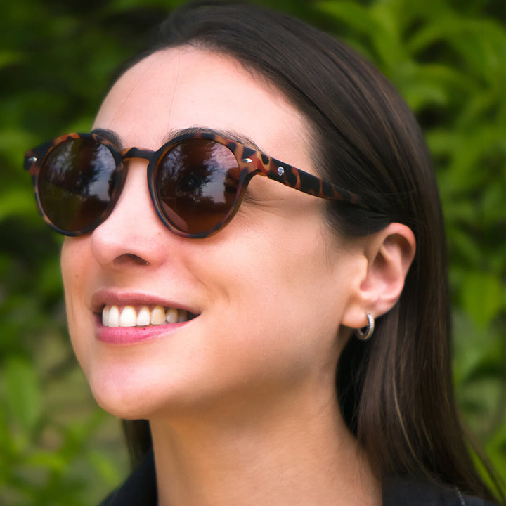 Sunglasses polarized recycled plastic round for women and men tortoise Bonoboss #color_carey
