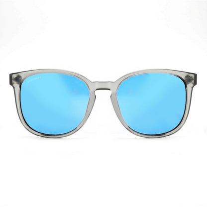 anteojos redondos de plástico reciclado y varillas de madera natural sustentable con lentes de color espejado azul. Polarizadas y forma redonda. La gafa es color transparente #color_espejado-azul