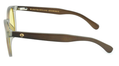 anteojos redondos de plástico reciclado y varillas de madera natural sustentable con lentes de color amarillo. Polarizadas y forma redonda. La gafa es color transparente  #color_amarillo