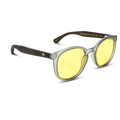 anteojos redondos de plástico reciclado y varillas de madera natural sustentable con lentes de color amarillo. Polarizadas y forma redonda. La gafa es color transparente  #color_amarillo