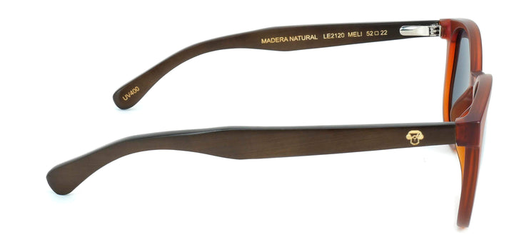 anteojos redondos de plástico reciclado y varillas de madera natural sustentable con lentes de color negro. Polarizadas y forma redonda.