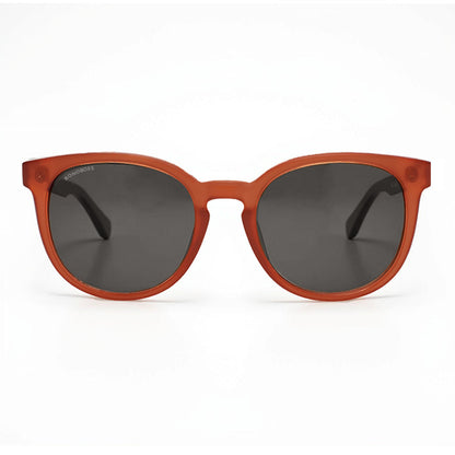 anteojos redondos de plástico reciclado y varillas de madera natural sustentable con lentes de color negro. Polarizadas y forma redonda.  #color_negro