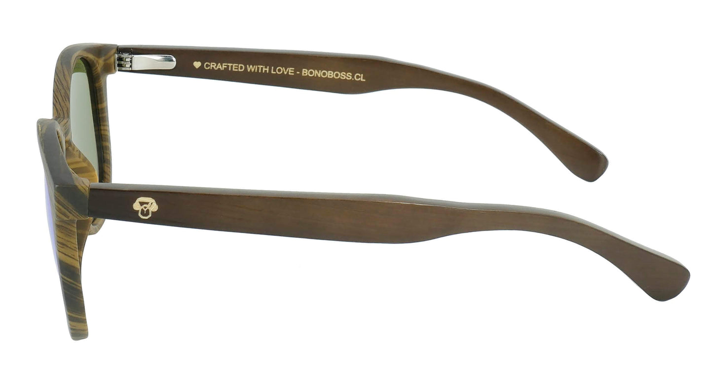 anteojos redondos de plástico reciclado y varillas de madera natural sustentable con lentes de color espejado azul polarizadas y forma redonda.  #color_espejado-azul