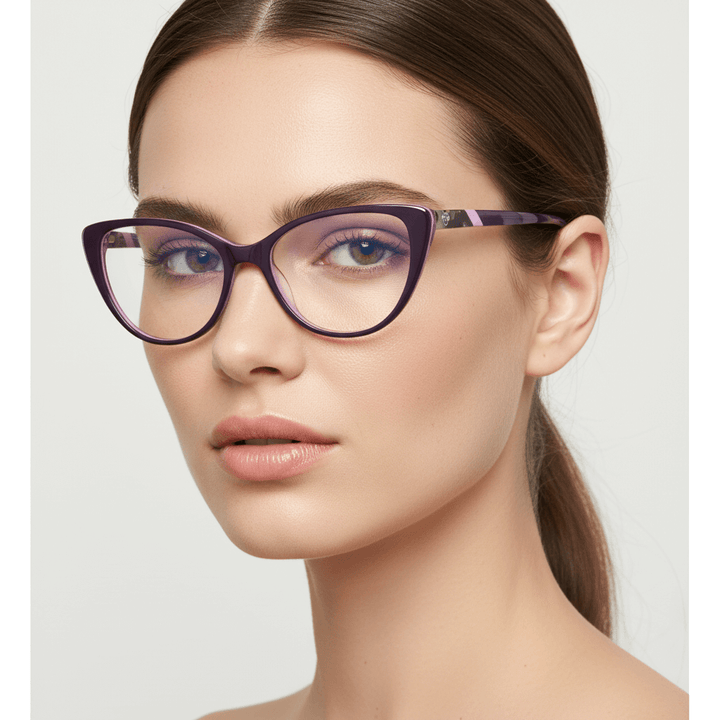 Una angled view a modelo women wearing unos optical frames bonoboss, a anteojo agate pattern color purple for women round face large fabricado with acetate biodegradable #color_morado