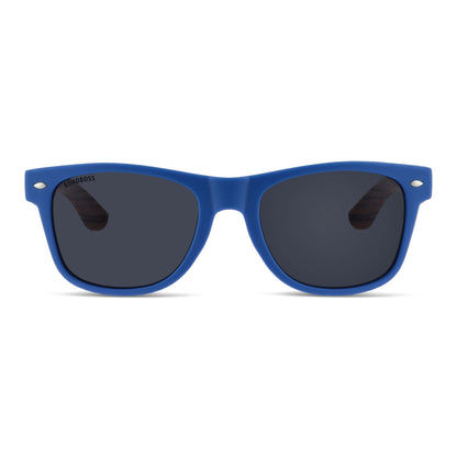 anteojos de sol polarizados para hombre y mujer de plastico reciclado vista frontal con lentes de color negras y armazon de color azul #color_blue