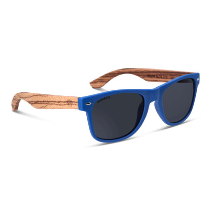 Anteojos de sol gafas polarizadas de plastico reciclado para regalos corporativos y distribuidor de opticas de color azul y patas de madera natural en una vista de 45 grados hacia la derecha #color_blue
