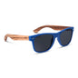 Anteojos de sol gafas polarizadas de plastico reciclado para regalos corporativos y distribuidor de opticas de color azul y patas de madera natural en una vista de 45 grados hacia la derecha #color_blue