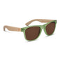 gafas de sol polarizadas de plastico reciclado de color verde y patas de madera de bambu en una vista de 45 grados hacia la derecha con lentes de color cafe #color-marco_olive