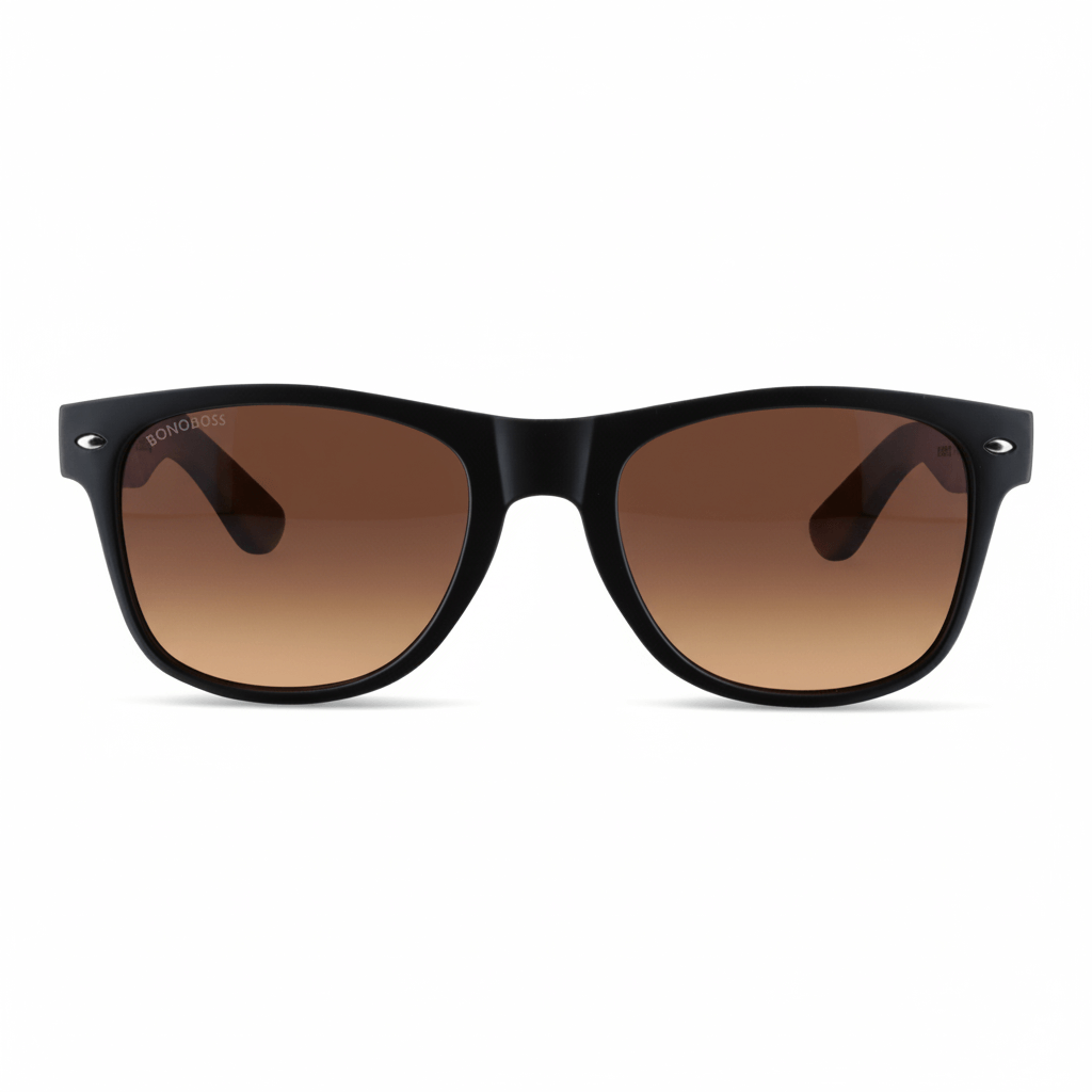 acacia anteojos wayfarer rayban de plastico reciclado bonoboss regalo corporativo con madera natural de color y color de marco negro vista angulada y lentes de color degrade cafe polarizadas #color_gradiente-cafe