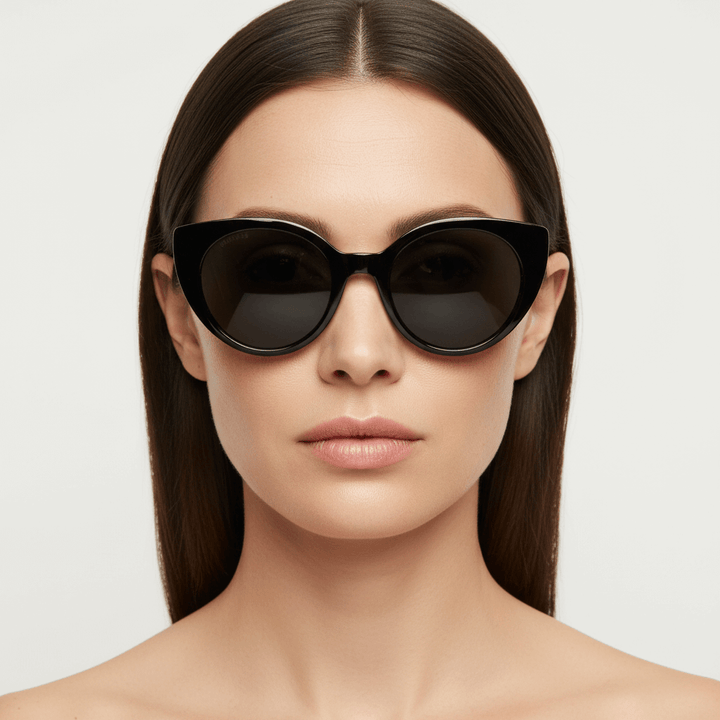 Front view a women pelo liso castaño wearing sunglasses gafa polarized forma agatada retro for men and women round face large Bonoboss #color_negro