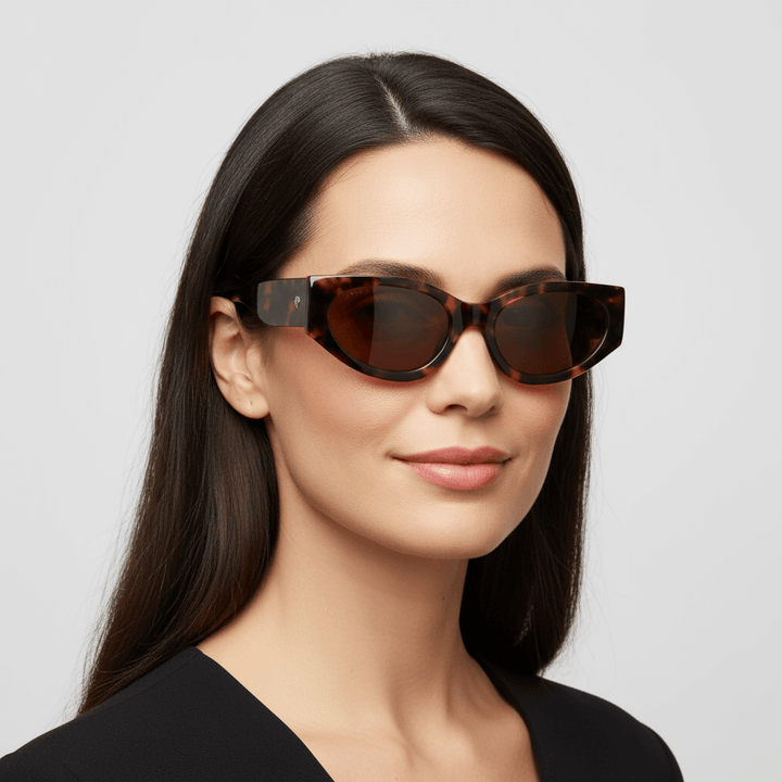 La side view a women cara ovalada with pelo liso suelto color castaño wearing unos sunglasses polarized bonoboss sustainables ecologicos in acetate recycled tortoise marble and lenses color café #color_carey
