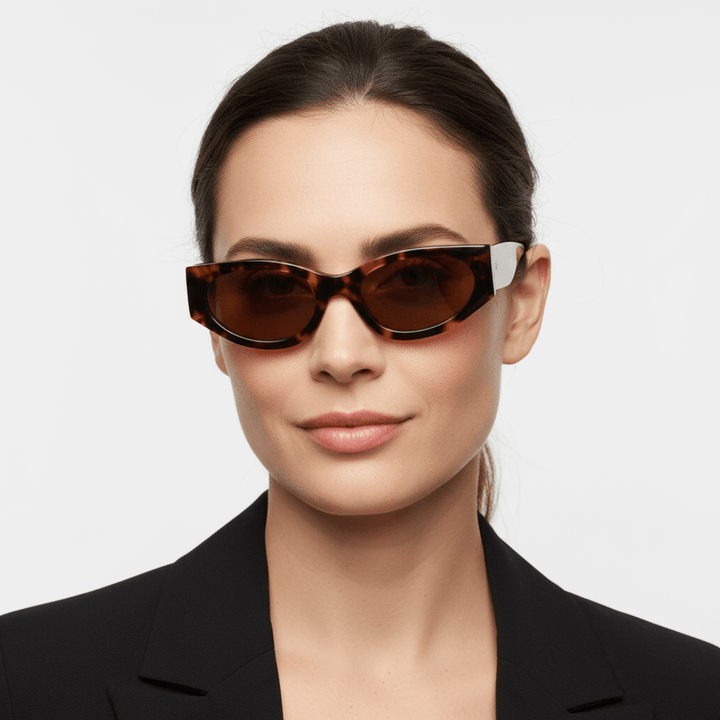 La vista lado a women cara ovalada with pelo liso tomado color castaño wearing unos sunglasses polarized bonoboss sustainables ecologicos in acetate recycled tortoise marble and lenses color café #color_carey