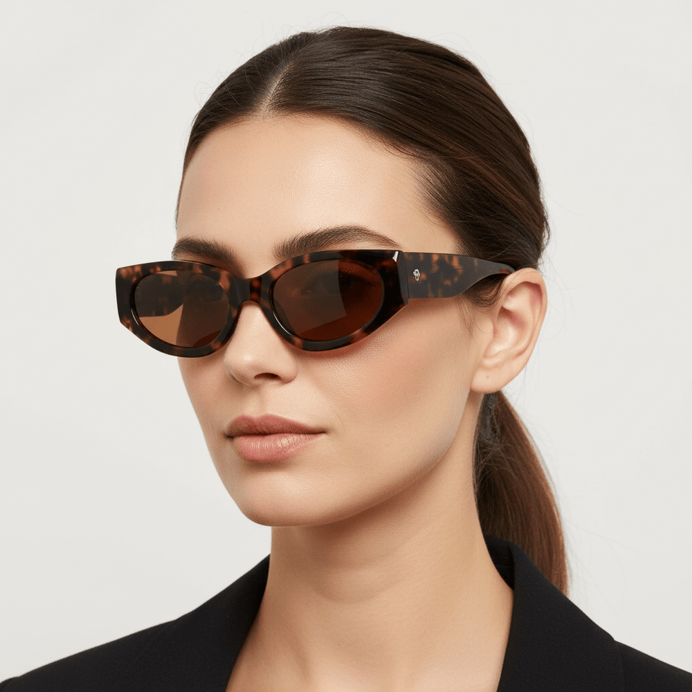 La side view a women cara ovalada with pelo liso with cola caballo color castaño wearing unos sunglasses polarized bonoboss sustainables ecologicos in acetate recycled tortoise marble and lenses color café #color_carey