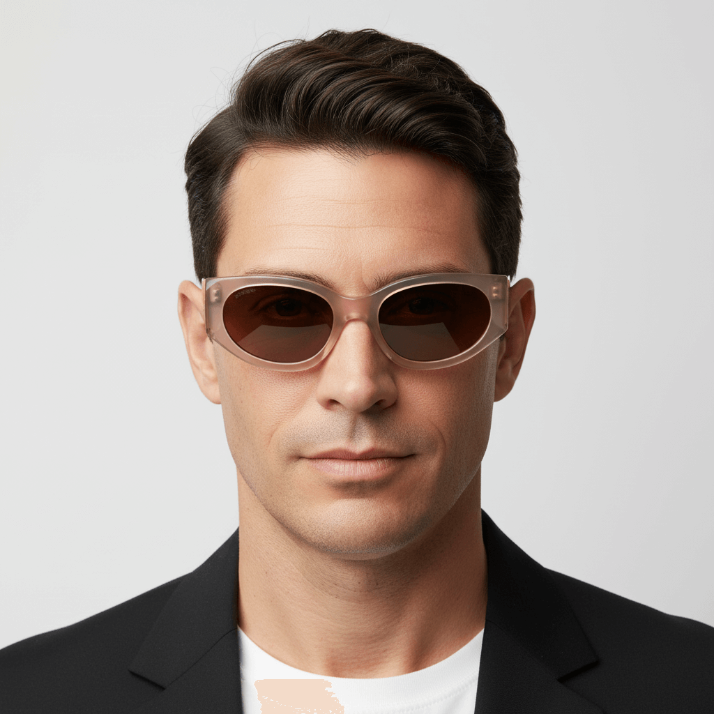 La vista rontal a men cara ovalada with pelo peinado color castaño oscuro mirando hacia the camara wearing unos sunglasses polarized bonoboss sustainables ecologicos in acetate recycled black and lenses black prescription #color_peach