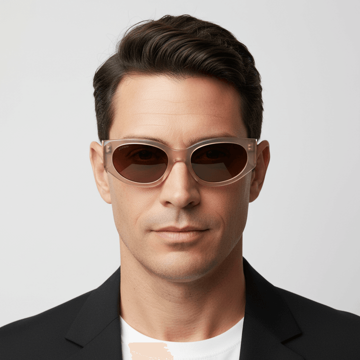 La vista rontal a men cara ovalada with pelo peinado color castaño oscuro mirando hacia the camara wearing unos sunglasses polarized bonoboss sustainables ecologicos in acetate recycled black and lenses black prescription #color_peach