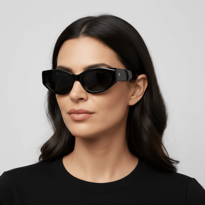 La side view a women round face with pelo ondulado suelto color castaño oscuro mirando hacia arriba in 45º wearing unos sunglasses polarized bonoboss sustainables ecologicos in acetate recycled black and lenses black prescription #color_negro