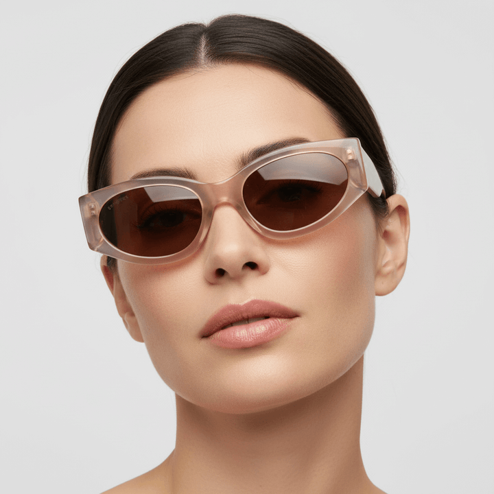 La vista rontal a women round face with pelo liso tomado color castaño oscuro mirando hacia arriba wearing unos sunglasses polarized bonoboss sustainables ecologicos in acetate recycled black and lenses black prescription #color_peach