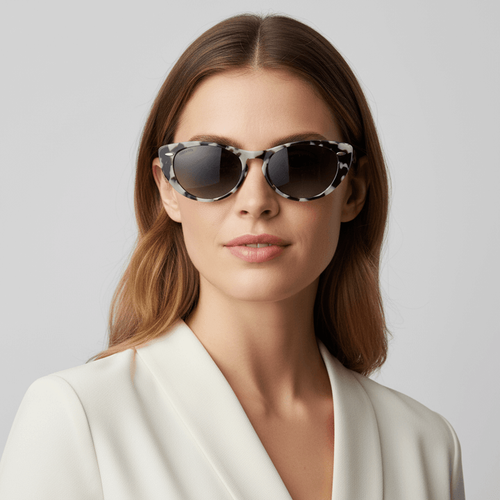 La front view a women with the pelo suelto color castaño claro wearing sunglasses polarized color tipo marmoleado bonoboss in sustainable acetate #color_marble