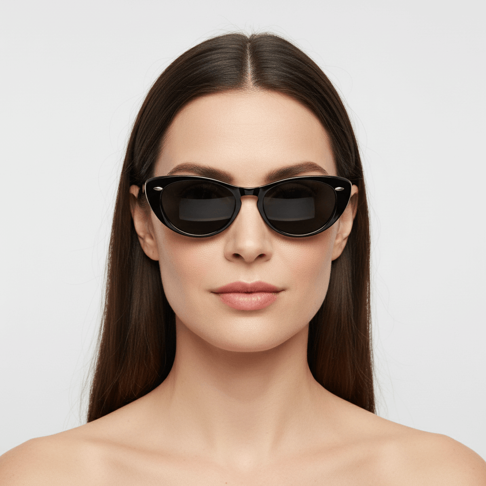 La front view a women pelo liso suelto castaño wearing unos eyeglasses black agate pattern retro with tachas metalicas in the costados in acetate recycled sustainable biodegradable for men and women Bonoboss #color_negro