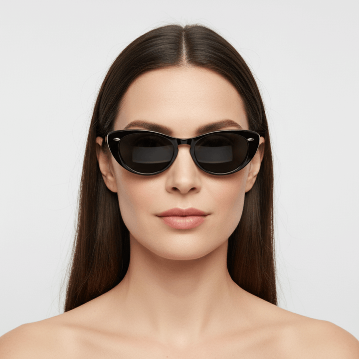 La front view a women pelo liso suelto castaño wearing unos eyeglasses black agate pattern retro with tachas metalicas in the costados in acetate recycled sustainable biodegradable for men and women Bonoboss #color_negro