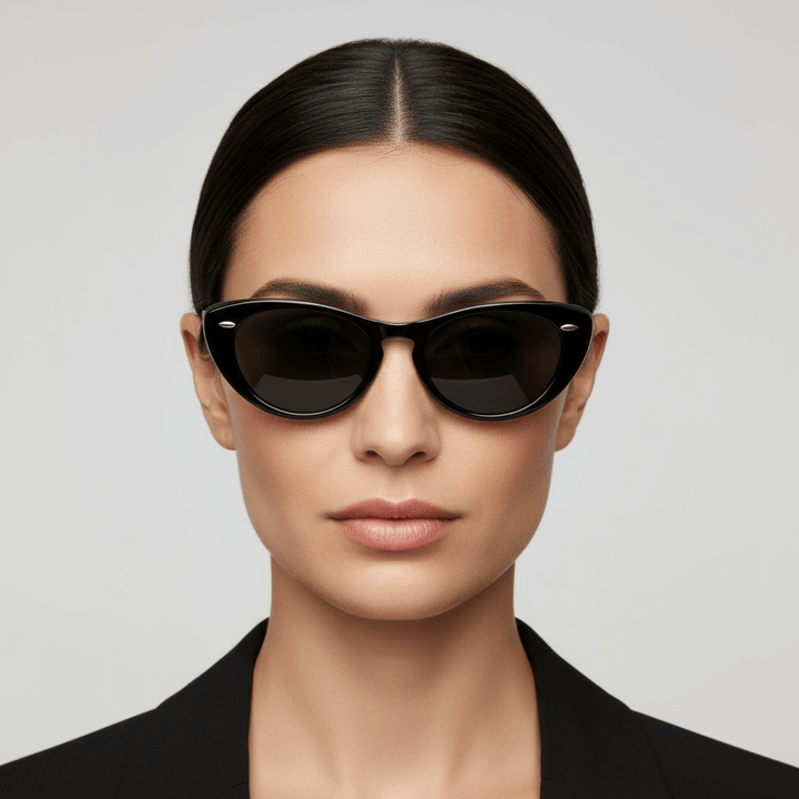La front view a women pelo liso tomado formal wearing unos eyeglasses black agate pattern retro with tachas metalicas in the costados in acetate recycled sustainable biodegradable for men and women Bonoboss #color_negro