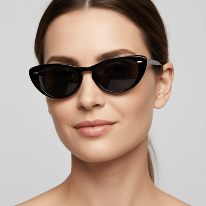 la vista frontal de una mujer de pelo liso tomado color castaño usando unos anteojos de color negro agatados retro con tachas metalicas en los costados en acetato reciclado sustentable biodegradable para hombre y mujer #color_negro