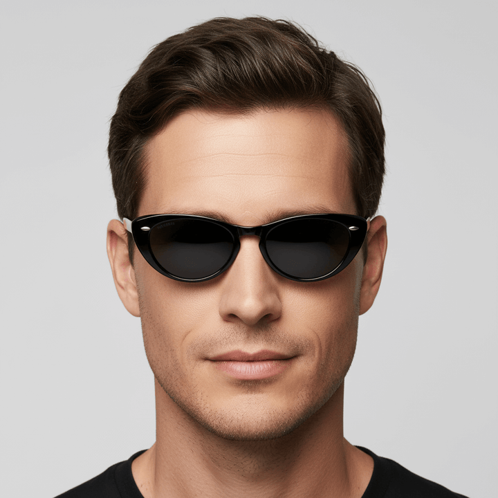 La front view a men pelo castaño wearing unos eyeglasses black agate pattern retro with tachas metalicas in the costados in acetate recycled sustainable biodegradable for men and women Bonoboss #color_negro