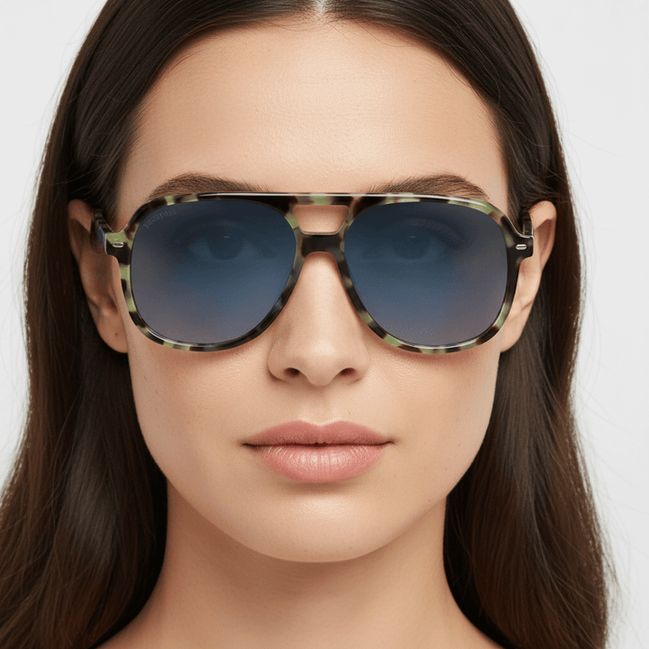 La front view a women with cara ovalada and pelo liso suelto wearing unos sunglasses bonoboss oversized tortoise green militar with lenses gradient blue forma aviador clasica moda for men and women #color_verde