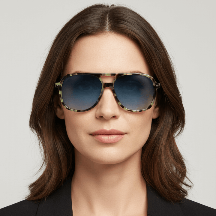 La front view a women with cara ovalada and pelo ondulado suelto wearing unos sunglasses bonoboss oversized tortoise green militar with lenses gradient blue forma aviador clasica moda for men and women #color_verde